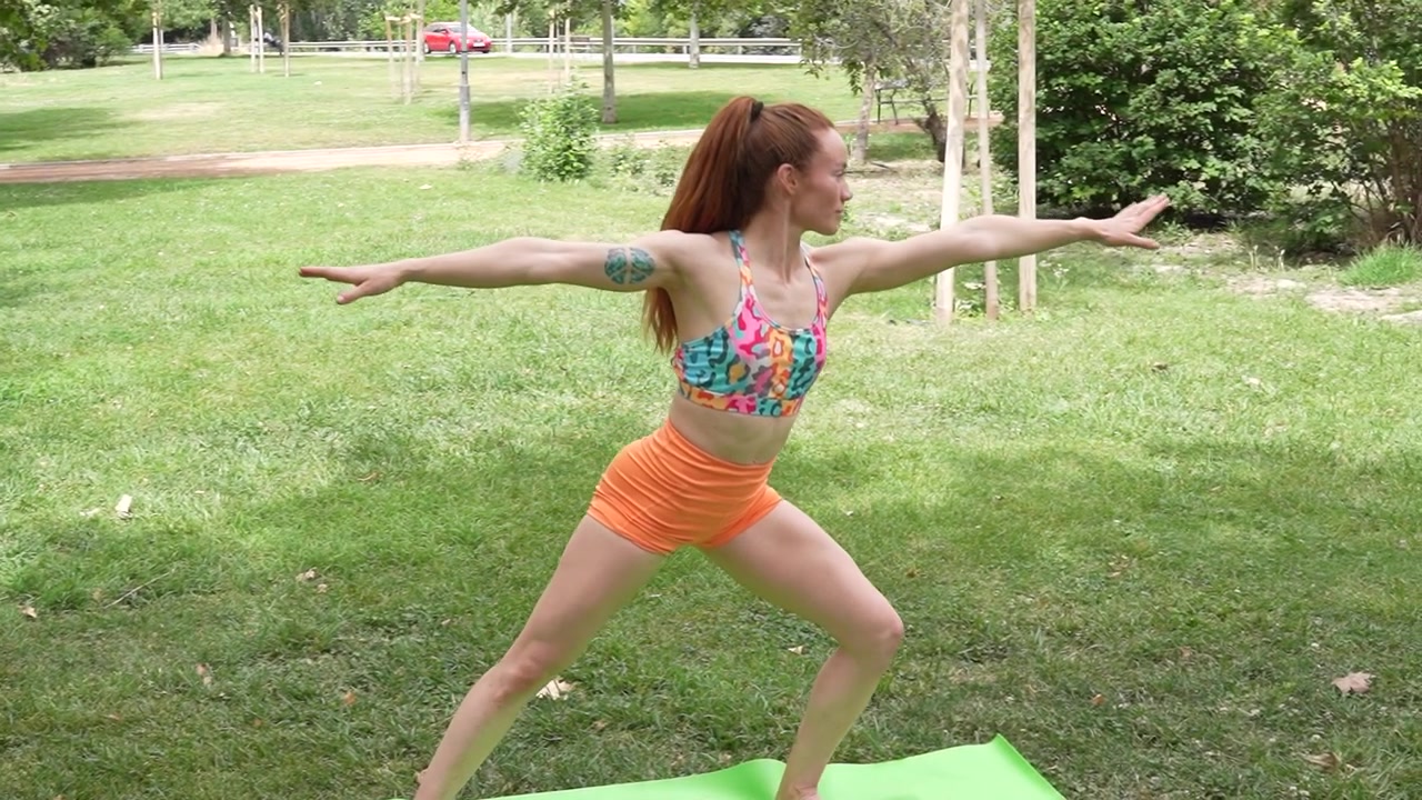 Experimente posturas de yoga como a postura do guerreiro em pé ao ar livre na natureza para o rejuvenescimento e a paz do corpo e da mente.