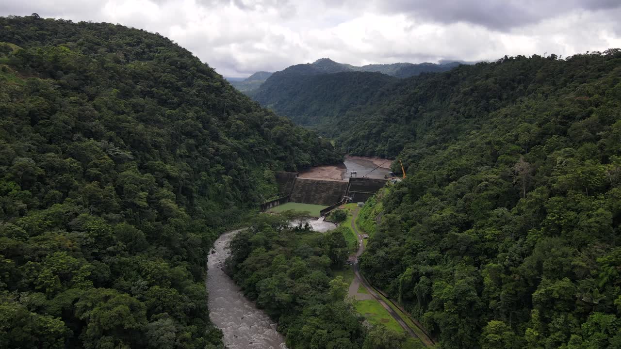 흐린 날 중앙 아메리카에 있는 정글 협곡의 4k 영화 항공 영상