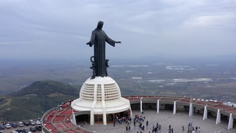 aéreo: cristo de la montaña, guanajuato, méxico, vista de drone