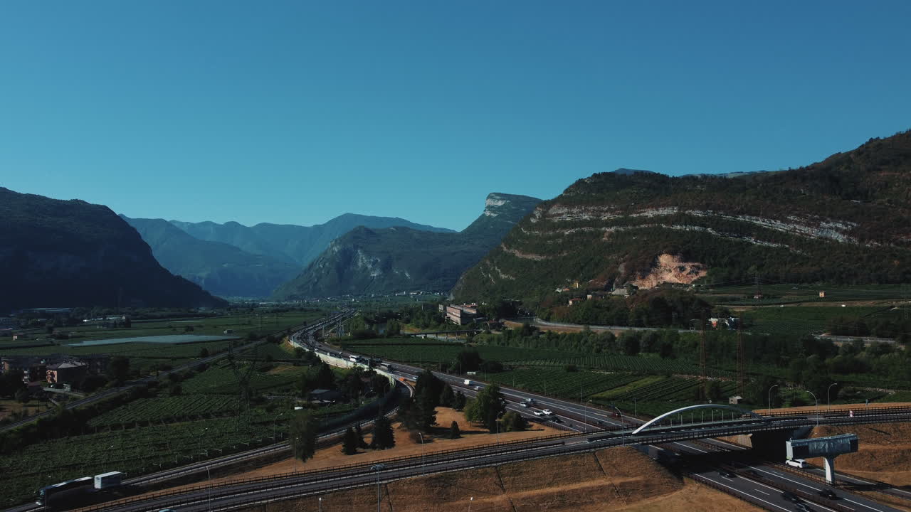 이탈리아 알프스 산맥의 계곡을 가로지르는 고속도로