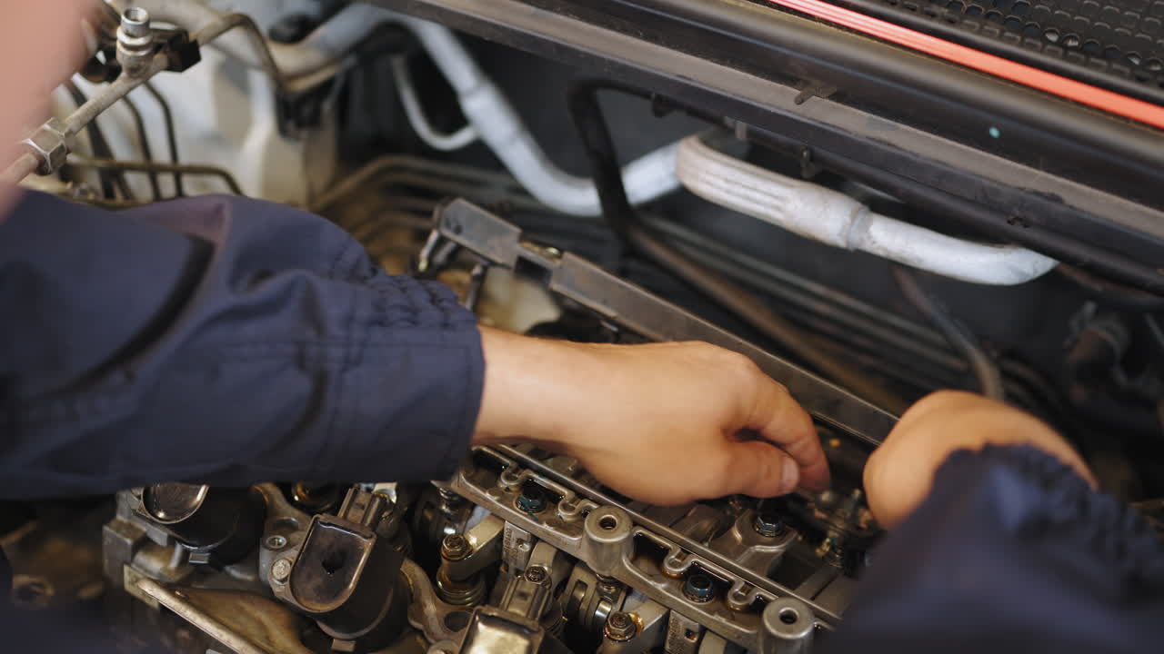 reparación de motores de automóviles por un mecánico