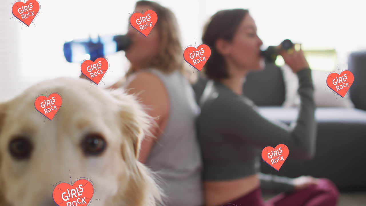 개와 두 여자가 물을 마시는 소녀들의 록 텍스트 애니메이션