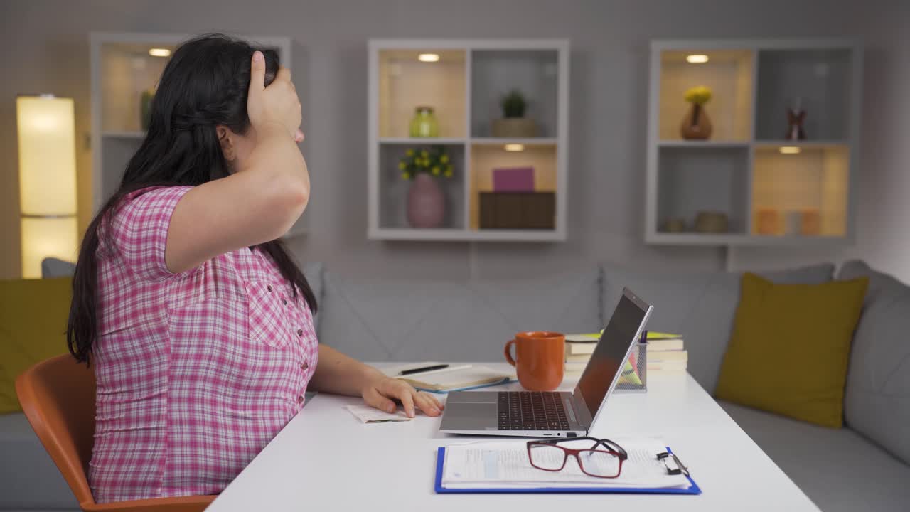 el tipo que se enoja con las facturas altas.