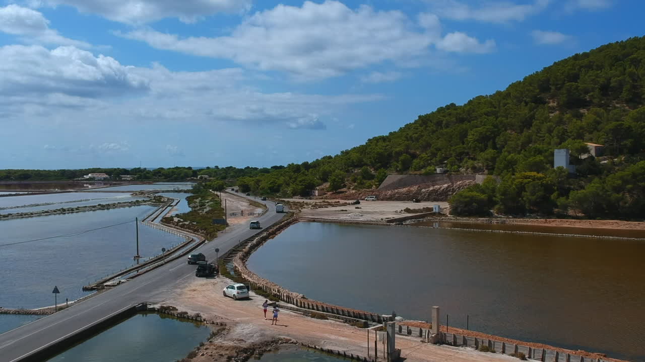 소금 호수를 따라 드론 샷