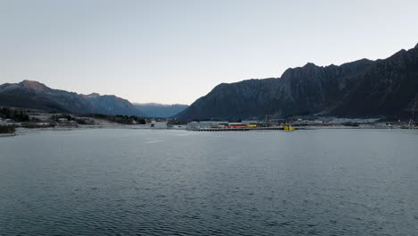 Drone-Círculos-Puerto-Industrial,-Puerto,-Muelle-En-Lofoten,-Noruega