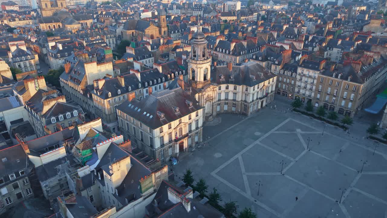 Place de la Mairie, il municipio e il teatro dell'opera all'alba nel centro storico di Rennes, Francia. Ripresa aerea in ascesa all'indietro