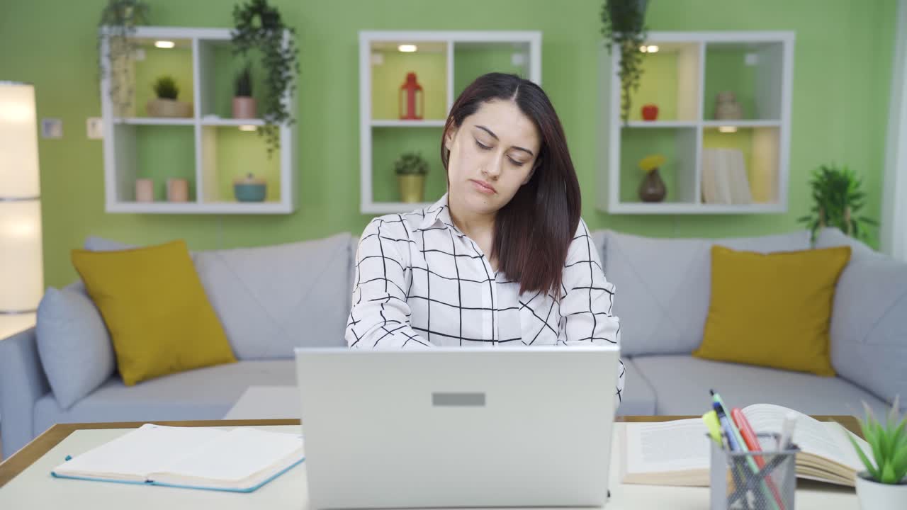 집 사무실에서 일하는 피곤하고 졸리는 여성.