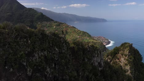 Clip-De-Dron-Volando-Hacia-Atrás-Por-Un-Hombre-De-Pie-Con-Los-Brazos-Hacia-El-Cielo-Emocionado-Por-Haber-Llegado-A-La-Cima