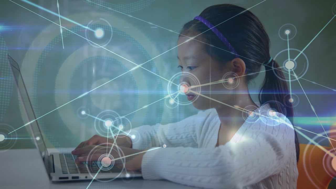 학교에서 컴퓨터를 사용하는 아시아 소녀에 대한 연결의 반이는 네트워크