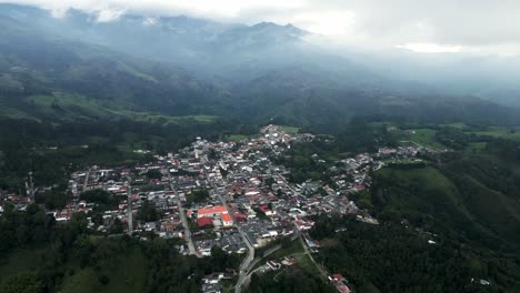 explorando la ciudad de salento en quindio colombia antena arriba