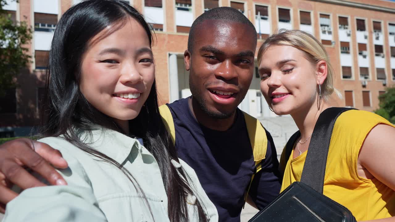 Selfie em grupo de diversos estudantes no campus universitário