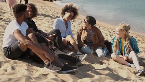 Glückliche-Freunde-Am-Strand-Faulenzen