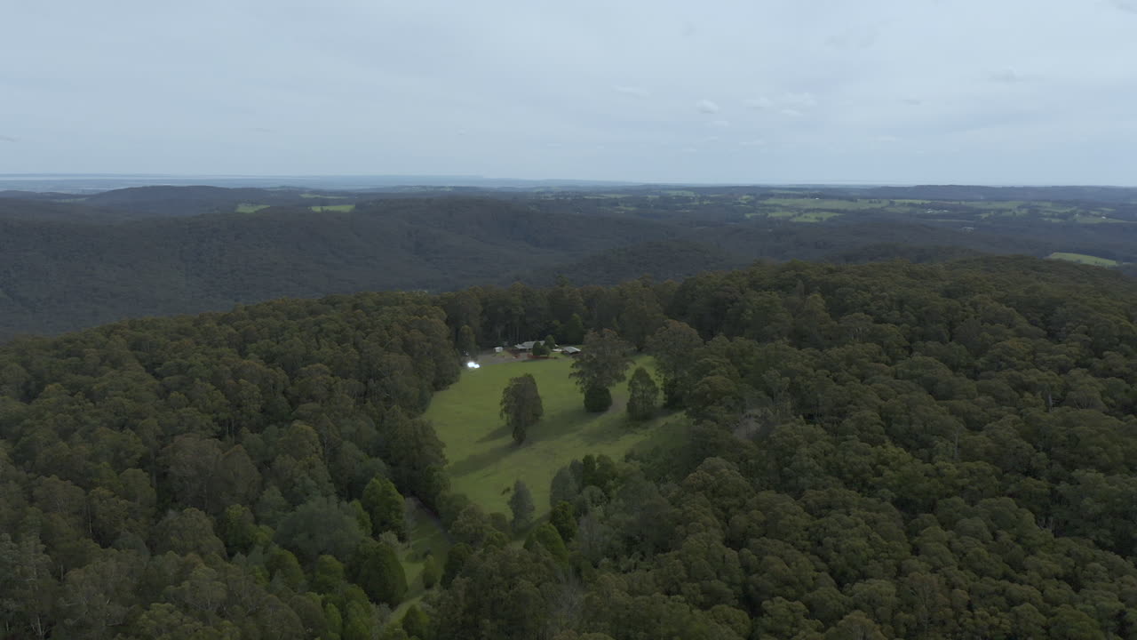 카메라는 천천히 자연 풍경으로 둘러싸인 원격 부동산으로 앞으로 이동