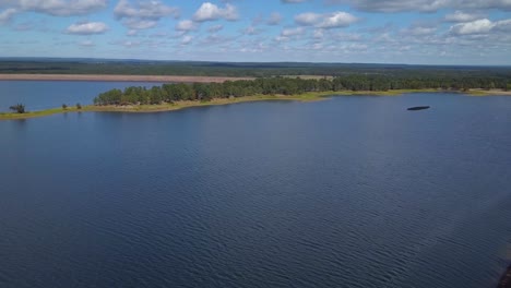 Lago-Azul-Con-Revelación-De-Isla