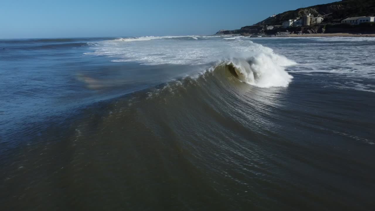 ola de barril de sobrevuelo de drones con espuma de textura y salpicaduras de agua de mar