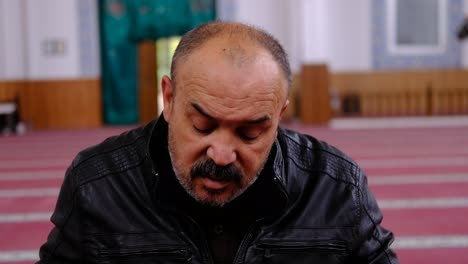 Man-Reads-Quran-In-Mosque-1