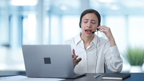 Wütendes-Indisches-Callcenter-Mädchen,-Das-Den-Kunden-Anschreit