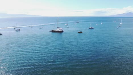 panorámica aérea de barcos amarrados en el océano