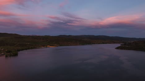 Colorido-Atardecer-Hiper-Lapso-Aéreo-Reflejándose-En-Un-Lago