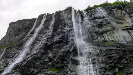 Fiordo-De-Geiranger,-Cascada-Siete-Hermanas.-Hermosa-Naturaleza-Paisaje-Natural-De-Noruega.