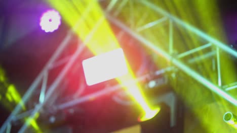 luz colorida dirigida en la escena concierto en el estadio en la fiesta de la noche, luz de caja abstracta multicolor para entretenerse, reflector en el espectáculo en el escenario, rayos de color rojo púrpura y naranja brillante en el evento