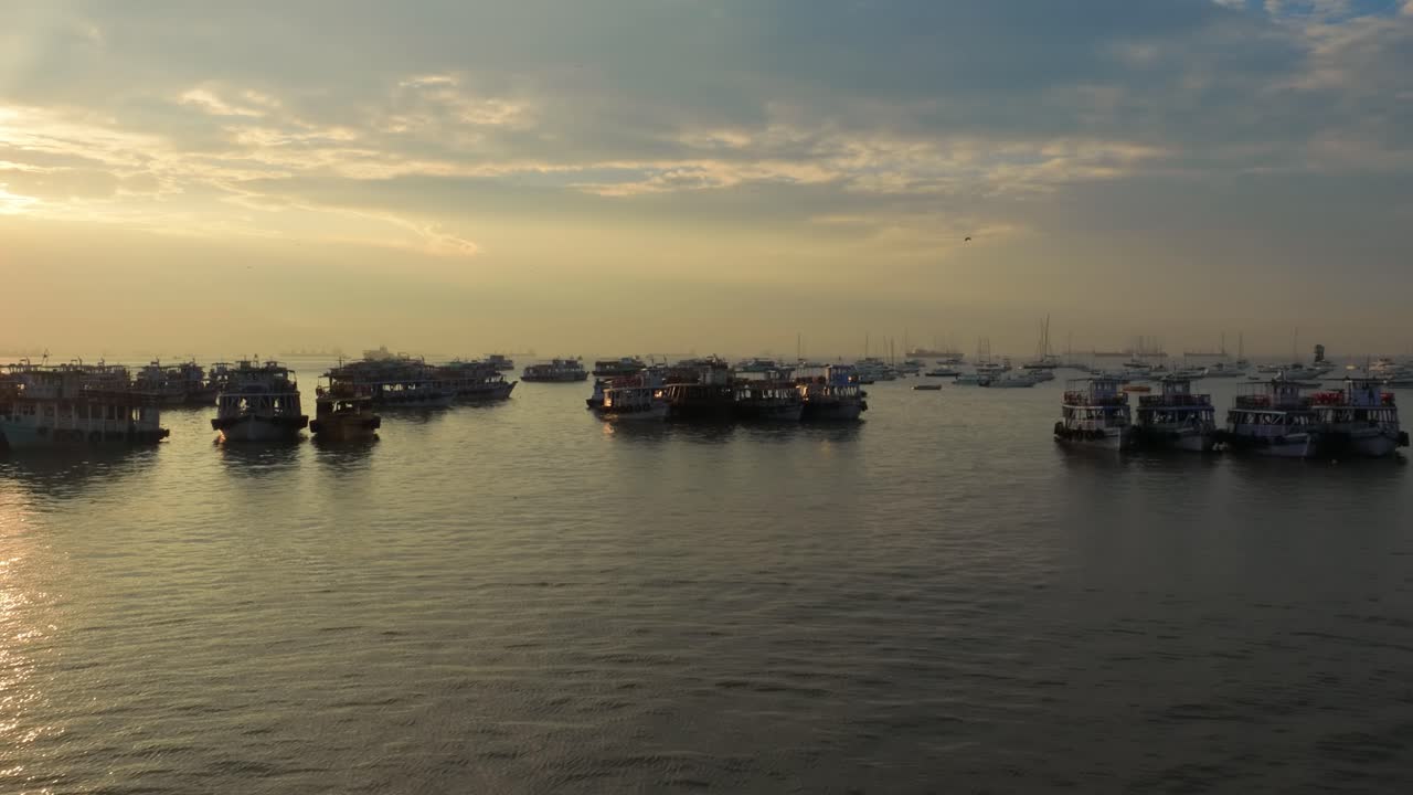 barcos en el agua de mumbai al amanecer. región de colaba de mumbai, maharashtra, india.