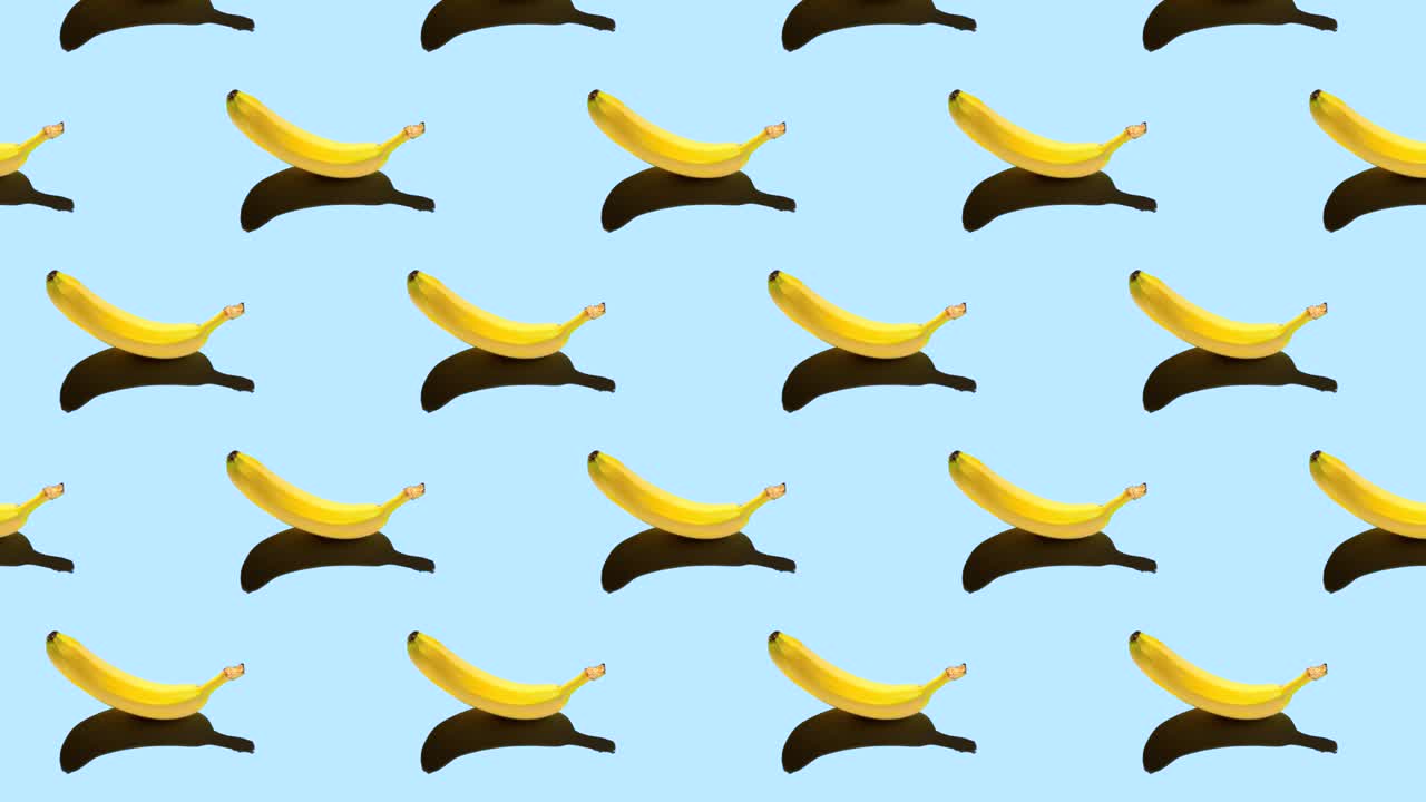 밝은 시안 또는 파란색 배경에 고립 된 익은 노란 바나나와 함께 패턴의 원활한 루프 애니메이션. 정오에 태양에서 단단한 그림자