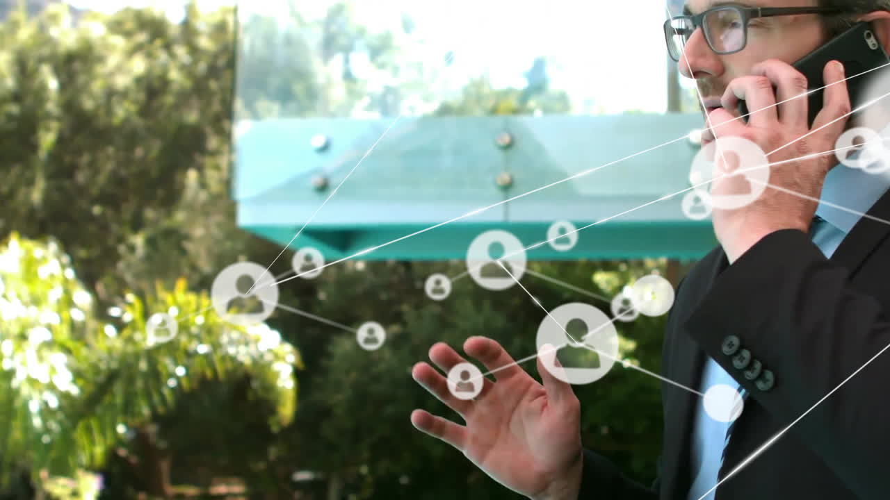 animación de una red de conexiones sobre un hombre de negocios caucásico hablando por teléfono inteligente