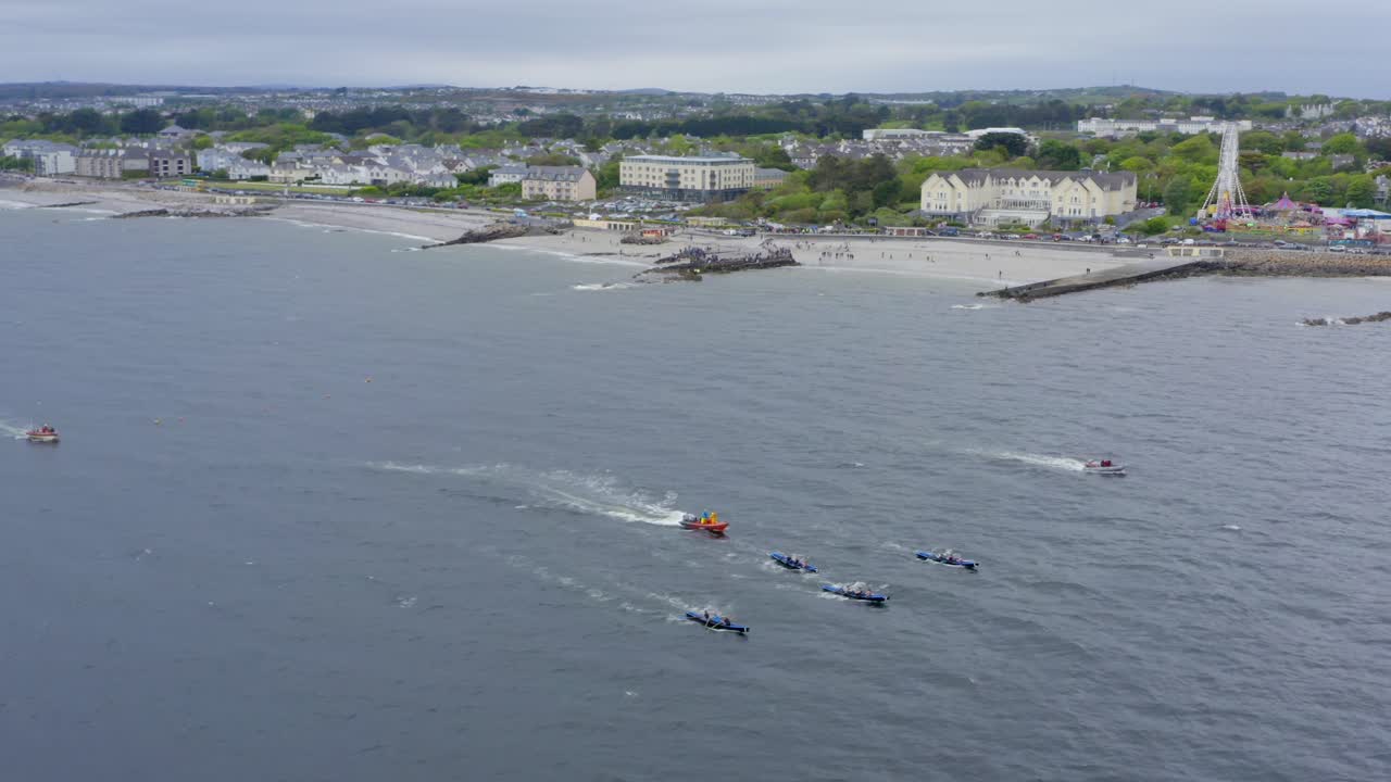 아일랜드 갈웨이 만을 가로질러 경주하는 커라크 패들 보트의  ⁇ 도 및 추적