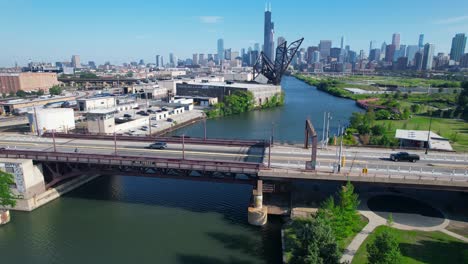 Coches-Pasando-Por-El-Puente-De-La-Calle-18-Sobre-El-Río-Chicago-Con-El-Cielo-Azul-Del-Horizonte-Del-Centro