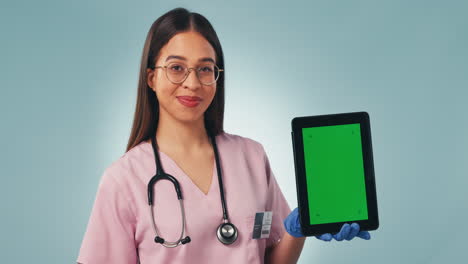 Portrait-of-happy-woman,-doctor-with-tablet