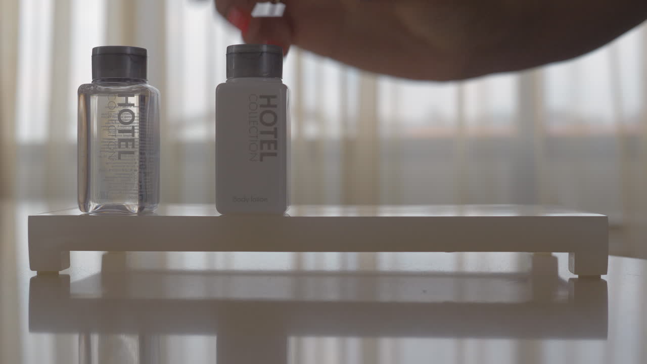 4 병의 호텔 위생 세트를 배치합니다.