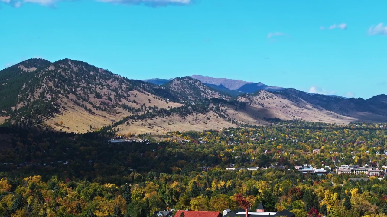 Vista aérea panorâmica de Boulder, Colorado, mostrando bairros da moda, folhagem colorida de outono e a cordilheira Flatirons nas proximidades