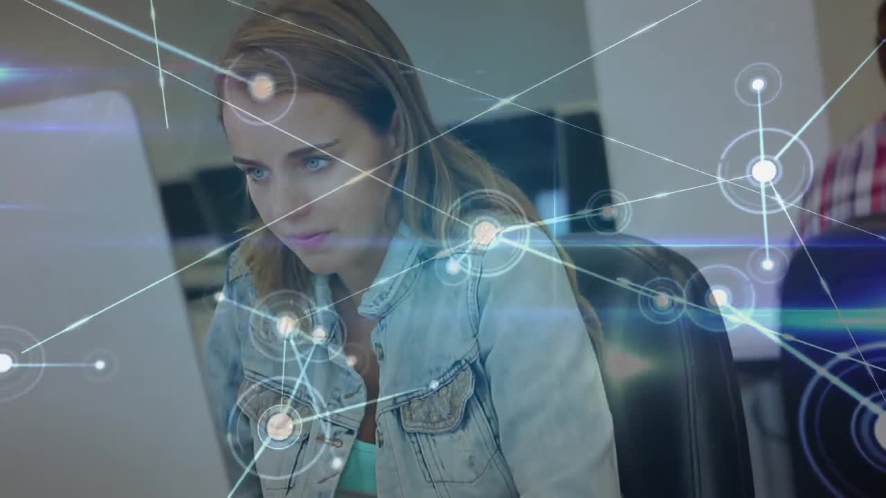 estudiante usando una computadora portátil rodeada de conexiones de datos