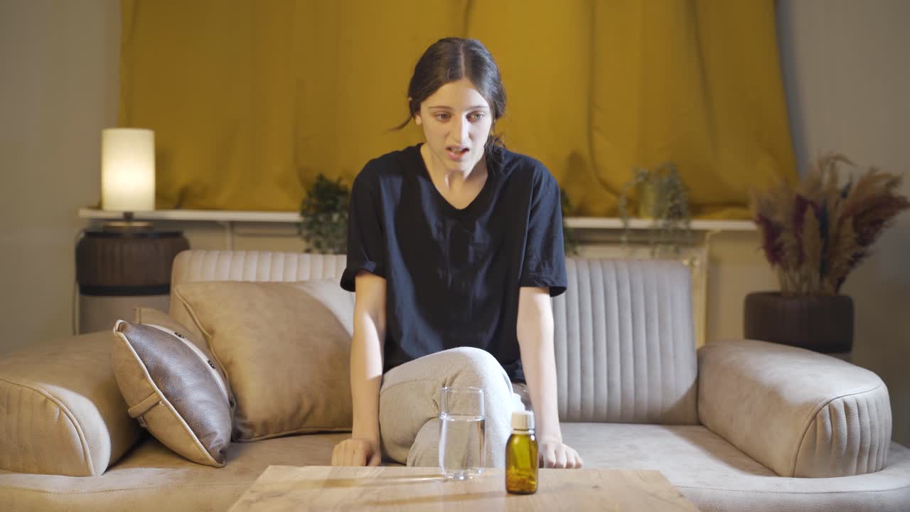 una joven deprimida está tomando pastillas antidepresivas.