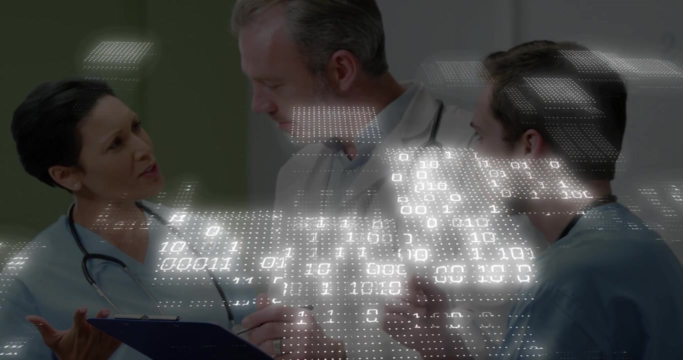 Sygeplejerske åbner udklipsblok og vejleder kolleger gennem et diagram, synkroniserer EMR med en binær kodeoverlejring.