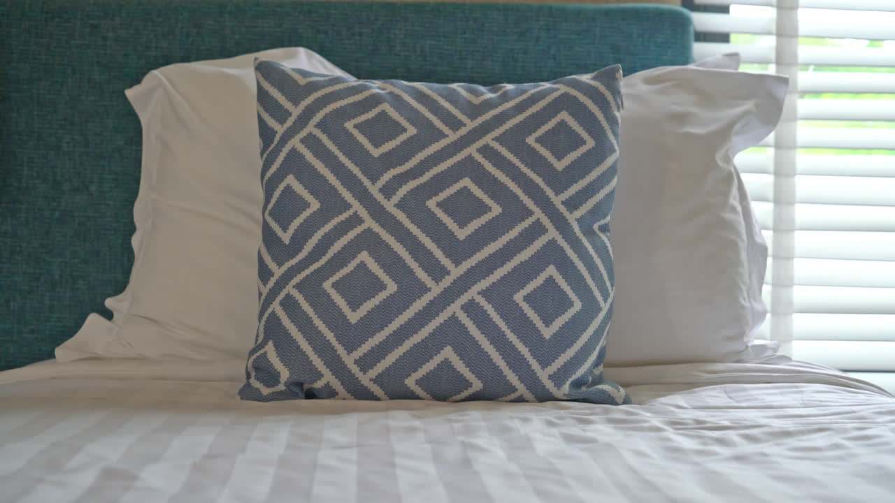 hermosa almohada en la decoración de la cama en el interior del dormitorio