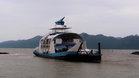 Zeitraffer:-Eine-Autofähre-Wendet-Sich-Zum-Anlegen-Auf-Der-Insel-Koh-Chang,-Thailand