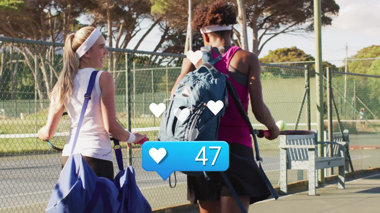 Due donne con attrezzatura da tennis che camminano sul campo, con animazione in sovrimpressione di "mi piace" dei social media.