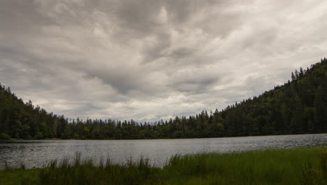 Wolken-Zeitrafferaufnahme-Am-Feldsee,-Feldberg-In-Deutschland