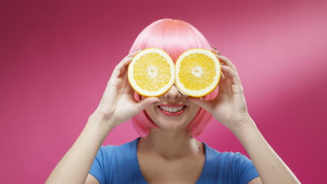 Primer-Plano-De-Una-Mujer-Con-Gafas-De-Sol-Y-Una-Peluca-Rosa-Cerrando-Los-Ojos