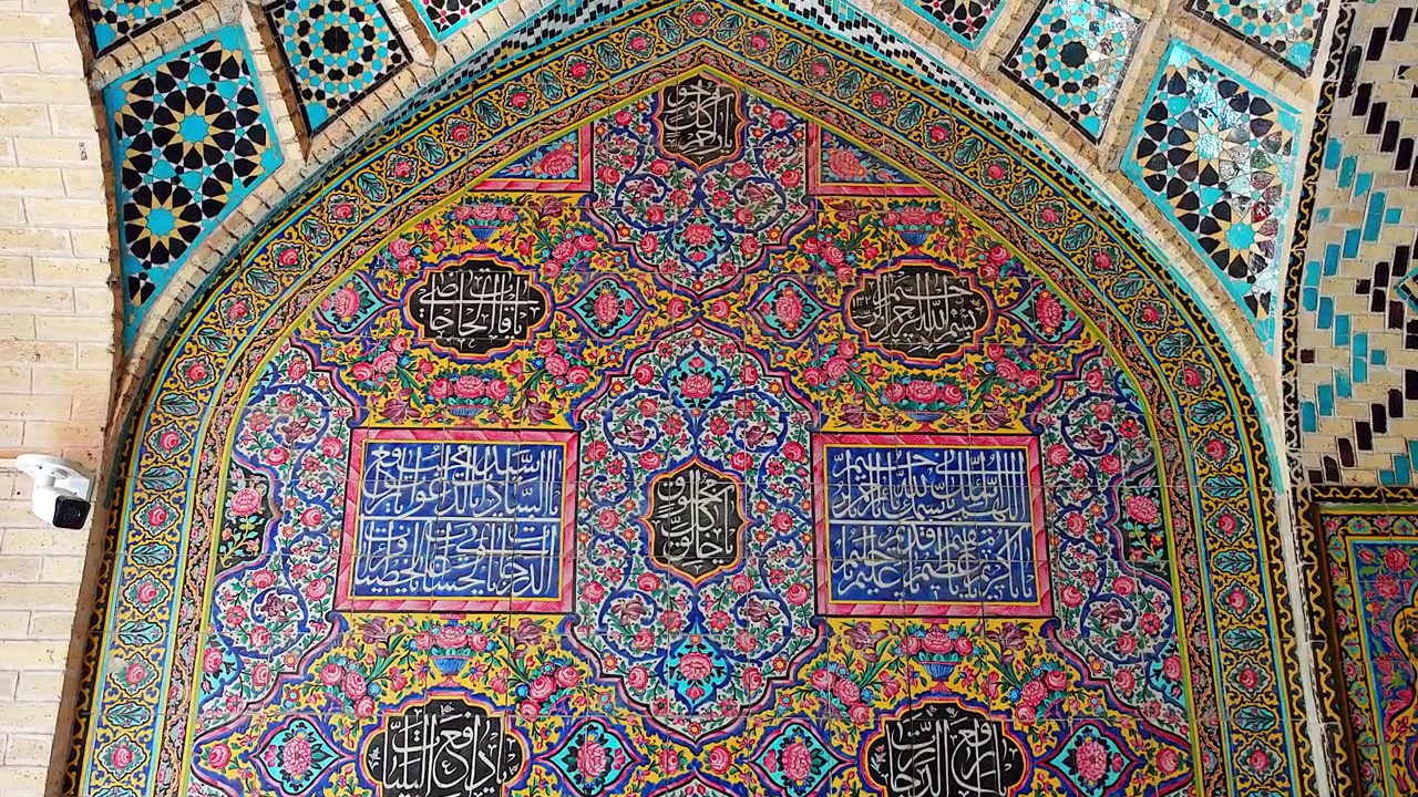 Intrincada azulejería persa y caligrafía en muro de mezquita