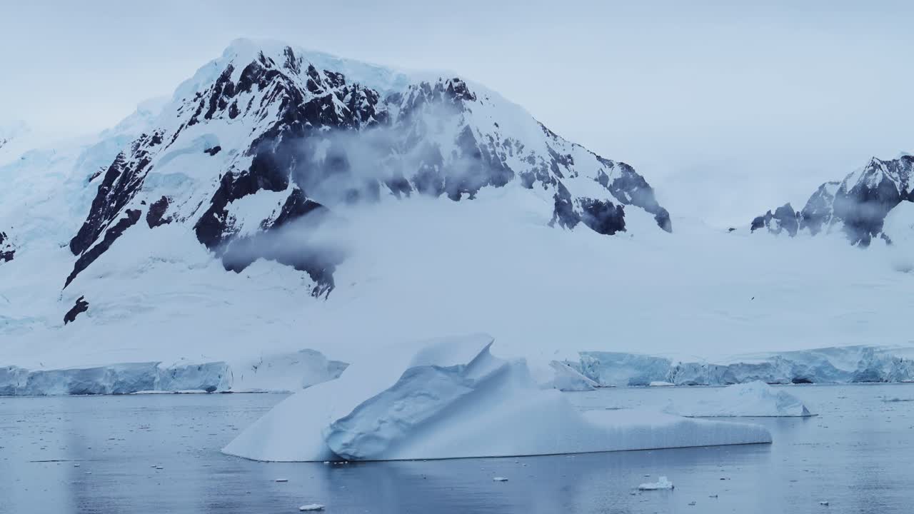 Antarktis Isbjerg-bjerge og hav, smukt dramatisk blåt kystlandskab og havudsigt på den Antarktiske Halvøs kyst, isfyldt vinterhavscene med is