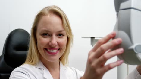optometrista femenina que ajusta el quiroptero