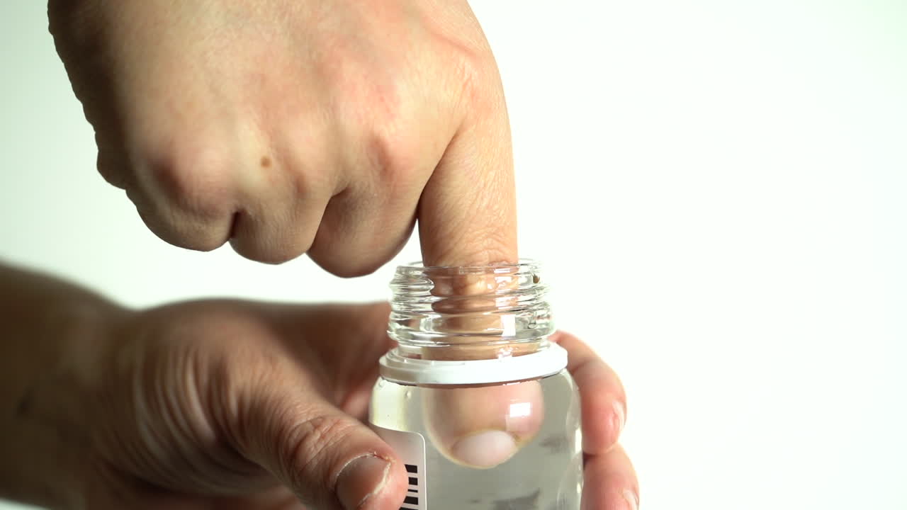 antiséptico en un dedo con panadizo infectado