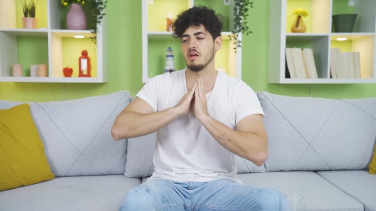 L'uomo che suda per il caldo sta cercando di rinfrescarsi