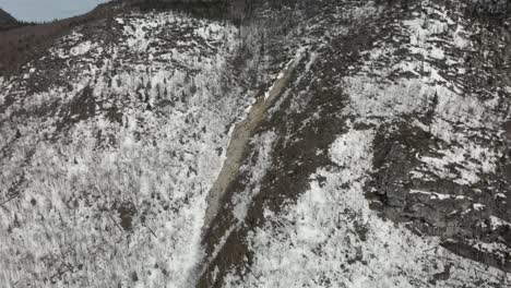 Montañas-Alpinas-Cubiertas-De-Nieve-Durante-El-Invierno-En-El-Mont-Du-Dome-En-Quebec,-Canadá