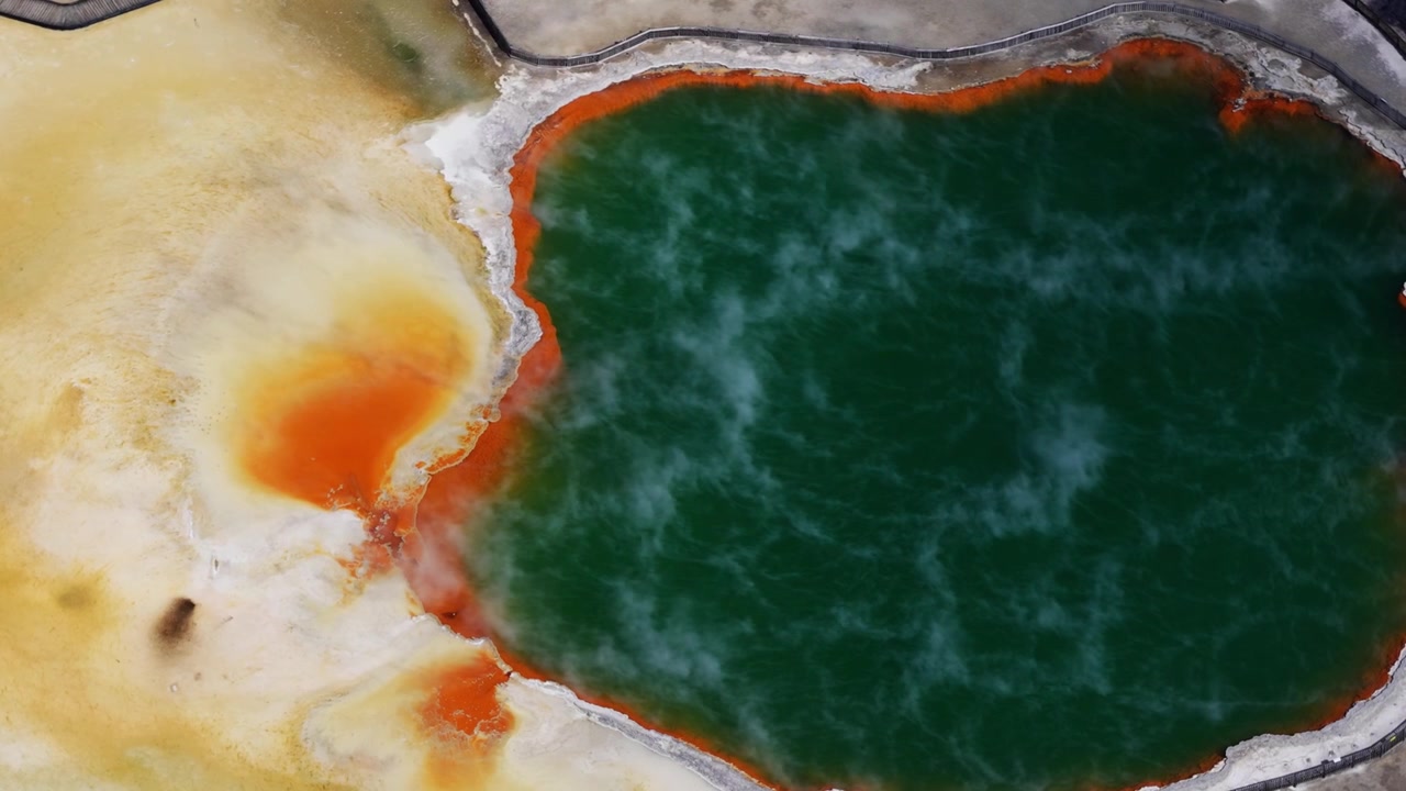 Veduta aerea del paesaggio geotermico di Rotorua in Nuova Zelanda, che rivela vivaci pozze minerali, terreno fumante e lussureggiante vegetazione autoctona in un suggestivo ambiente vulcanico naturale