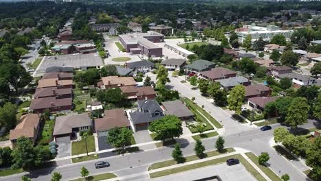 Volando-Sobre-Casas-En-Un-Día-Soleado-En-Etobicoke