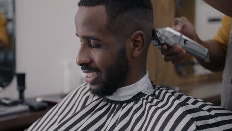un hombre se corta el cabello en la barbería.